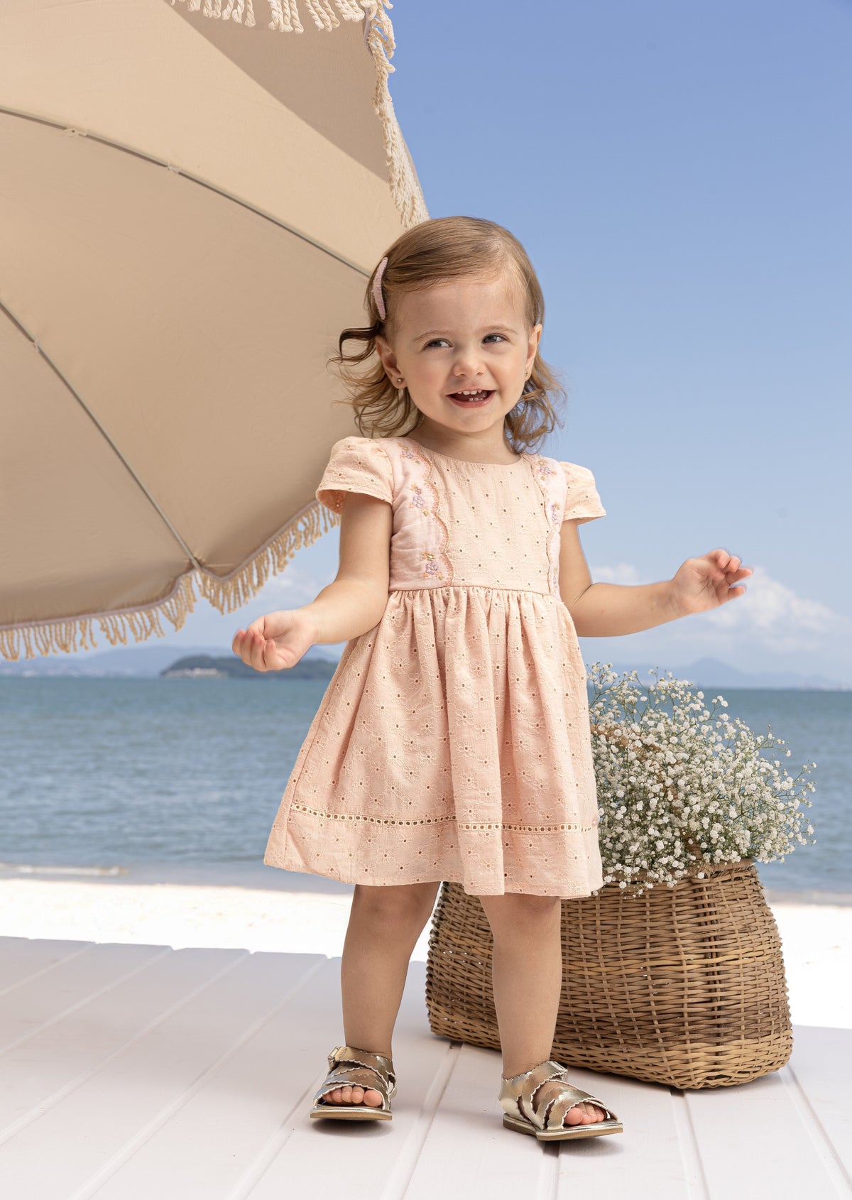 Vestido Broderie com Bordados Delicados, Renda na Saia e Plaquinha Personalizada Infantil Paraiso